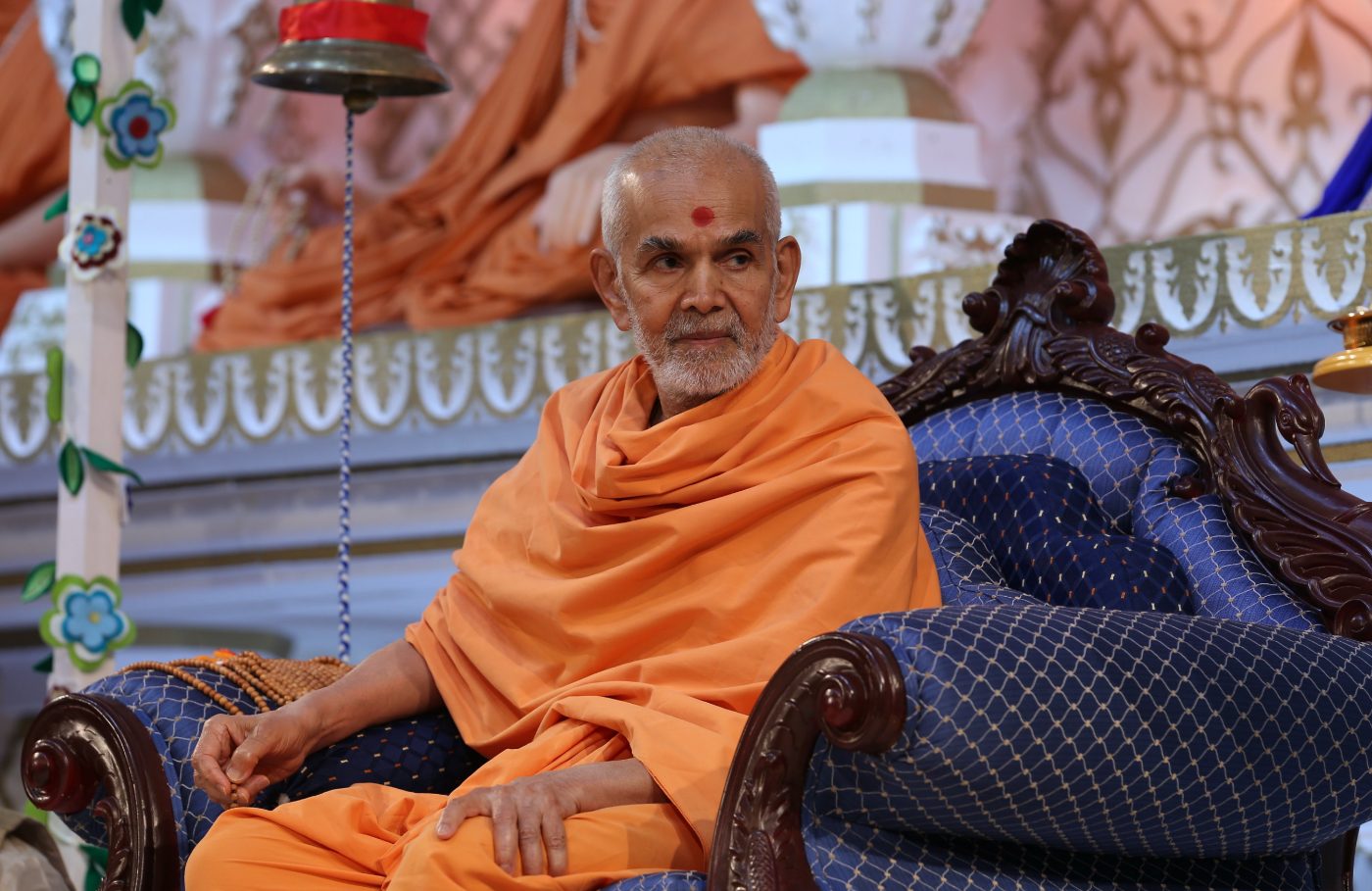 Mahant Swami Maharaj seated during an assembly